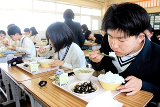 ２０２３年度、給食の食べ残しが「０」だった吉川中学校の給食風景＝三木市吉川町大沢