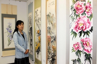 細かな筆致と鮮やかな色彩が映える水墨画や水彩画が並ぶ＝三木市緑が丘町中１、さんさんギャラリーオアシス