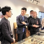 金物メーカー「神沢鉄工」を視察し、説明を受ける立憲民主党の泉健太代表（左から２人目）＝三木市鳥町