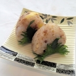 商品化された「美腸ナッツおにぎり」（加東市提供）