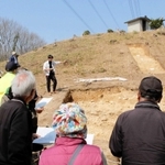 地元住民らも集まった現地説明会＝三木市別所町下石野（大阪大学考古学研究室提供）