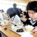２０２３年度、給食の食べ残しが「０」だった吉川中学校の給食風景＝三木市吉川町大沢