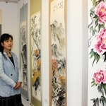 細かな筆致と鮮やかな色彩が映える水墨画や水彩画が並ぶ＝三木市緑が丘町中１、さんさんギャラリーオアシス