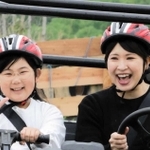 バギーに乗って満面の笑顔を浮かべる親子＝三木市細川町、ネスタリゾート神戸