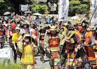 雲龍寺を出て旧玉置家住宅へ向かう武者行列＝三木市上の丸町