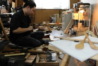南京鉋を使ったスプーン製作体験のため、準備作業に打ち込む嶋田裕太さん＝三木市福井