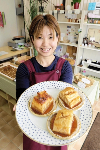 山田錦の甘酒を使ったパウンドケーキを手にする尾﨑真央さん＝三木市緑が丘町東１