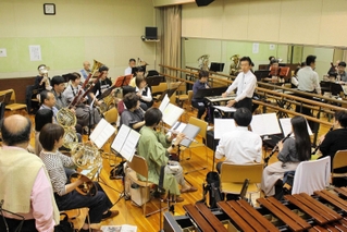 ５０回目となる定期演奏会に向け、練習を重ねる三木市吹奏楽団＝三木市文化会館