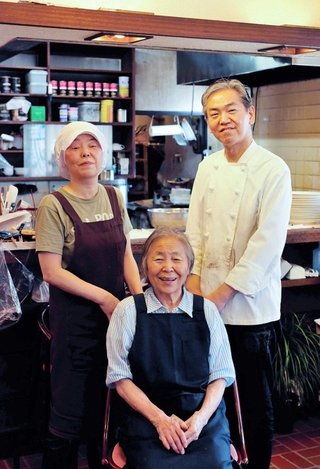 家族で店を守り続けてきた井上直人さん（右）、保志子さん（中央）、美紀さん（左）＝三木市本町２、「ビストロ・ド・ノブ」