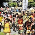 雲龍寺を出て旧玉置家住宅へ向かう武者行列＝三木市上の丸町