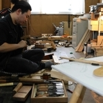 南京鉋を使ったスプーン製作体験のため、準備作業に打ち込む嶋田裕太さん＝三木市福井