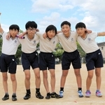 個性豊かな自由が丘小６年生の男子リレーチーム。右から坂田光さん、渡會桜太郎さん、月城圭翔さん、末光優翔さん、山本奏和さん＝三木市志染町中自由が丘３