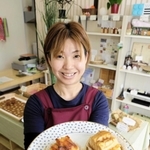 山田錦の甘酒を使ったパウンドケーキを手にする尾﨑真央さん＝三木市緑が丘町東１