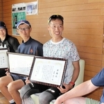 倒れたキルキさん（右端）を救った（左から）溝口亜希子さん、有吉秀行さん、富阪賢一さん＝緑が丘スポーツ公園