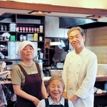家族で店を守り続けてきた井上直人さん（右）、保志子さん（中央）、美紀さん（左）＝三木市本町２、「ビストロ・ド・ノブ」