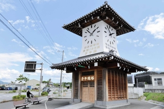 「世界測地系」の東経１３５度日本標準時子午線上に立つ時計台＝三木市宿原