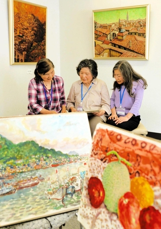 亡き父、永田禎弥さんの遺作に囲まれる（左から）安達彰子さん、山本美沙子さん、塙英子さん＝さんさんギャラリーオアシス