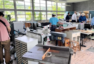 加工道具など教室に並べられた備品を見学する市民＝旧志染中学校