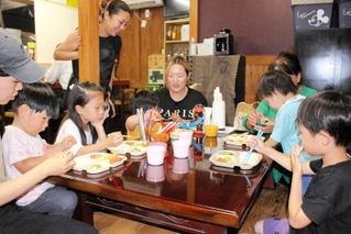 市内８カ所目となる子ども食堂で夕食を囲む子どもたち＝三木市福井１、よりみち