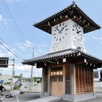 「世界測地系」の東経１３５度日本標準時子午線上に立つ時計台＝三木市宿原