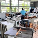 加工道具など教室に並べられた備品を見学する市民＝旧志染中学校
