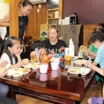 市内８カ所目となる子ども食堂で夕食を囲む子どもたち＝三木市福井１、よりみち