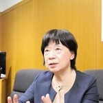 インタビューに応じる大北由美教育長＝三木市役所