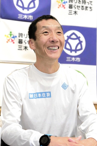 「三木市内での練習で強くなれた」と話すモンゴルマラソン代表のセルオド・バトオチル選手＝三木市役所