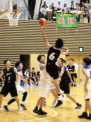 ゴール下で激しい攻防を繰り広げる緑が丘と自由が丘の選手＝三木山総合公園