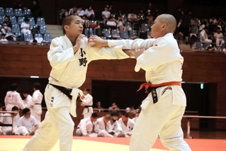 柔道男子団体決勝で隙を探りながら相手と組み合う小野の前田康介選手（左）＝高砂市米田町島、市総合体育館