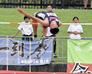 陸上共通男子走り高跳び、大会記録を更新し優勝した社の藤井洸太朗選手＝加古川運動公園陸上競技場