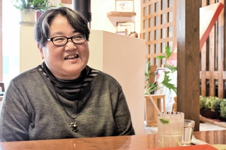 高次脳機能障害について思いを語る長尾真琴さん＝三木市与呂木