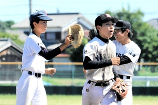 結束の強さを見せて健闘した社・滝野・東条学園の合同チーム＝グリーンヒル・スタジアム