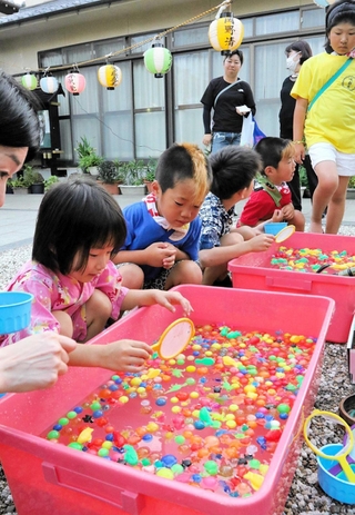 地域住民手づくりの縁日を楽しむ子どもたち＝三木市福井、善福寺