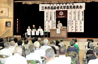 約１００人の学生を前に思いと経験を伝える発表者＝市立まなびの郷みずほ