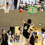 ゴール下で激しい攻防を繰り広げる緑が丘と自由が丘の選手＝三木山総合公園