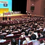 多くの市民が表彰者を祝福した三木市制施行７０周年記念式典＝市文化会館
