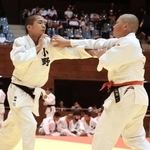 柔道男子団体決勝で隙を探りながら相手と組み合う小野の前田康介選手（左）＝高砂市米田町島、市総合体育館