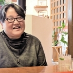 高次脳機能障害について思いを語る長尾真琴さん＝三木市与呂木