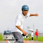 スケートボード・スラロームの練習に励む酒井章汰選手＝小野市大島町
