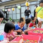 地域住民手づくりの縁日を楽しむ子どもたち＝三木市福井、善福寺
