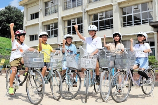 全国大会に向けて健闘と「安全運転」を誓う自転車クラブのメンバー＝自由が丘東小学校