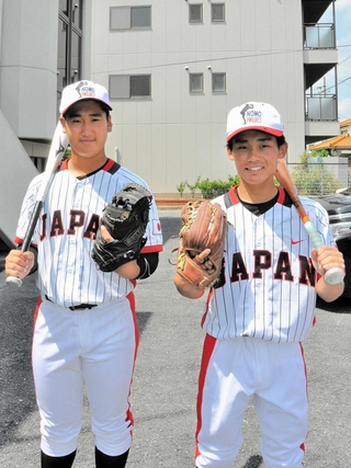 野茂ジャパンに選ばれた山本航輝さん（左）と小西輝明さん＝加東市内