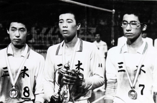 全国準優勝で表彰式に臨む三木中の（左から）仲上尚吾主将、戸田博文選手、魚住徹選手＝１９７４年８月１７日、東京体育館