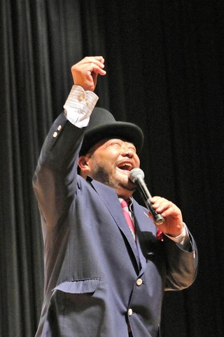 冒頭、「ルネッサーンス！」で場を和ませる山田ルイ５３世さん＝三木市文化会館