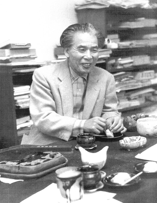 談笑する上田桑鳩（堀光美術館提供）