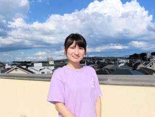 「生きてて良かったと思える瞬間があなたにも必ずあるよ」。自身も不登校を経験した「ＳーＢＡＳＥ」副代表の清水里姫さん＝三木市末広２