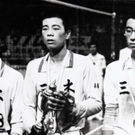 全国準優勝で表彰式に臨む三木中の（左から）仲上尚吾主将、戸田博文選手、魚住徹選手＝１９７４年８月１７日、東京体育館