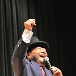 冒頭、「ルネッサーンス！」で場を和ませる山田ルイ５３世さん＝三木市文化会館