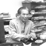 談笑する上田桑鳩（堀光美術館提供）